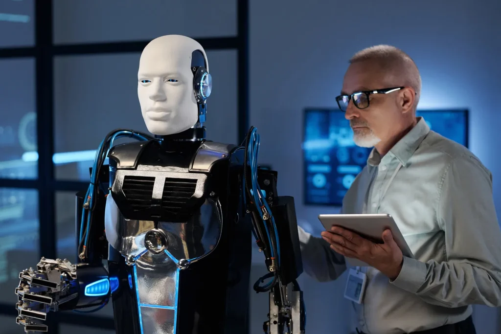Ingeniero con una tableta supervisa un robot humanoide en un laboratorio