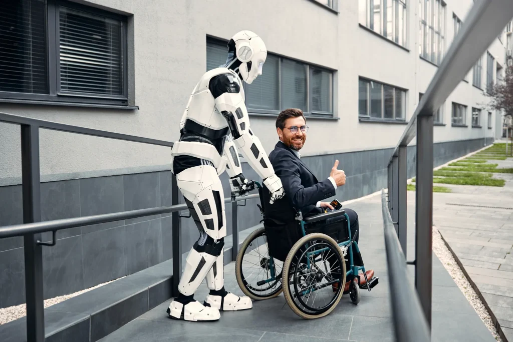 Robot humanoide empuja por una rampa la silla de ruedas de un hombre que sonríe